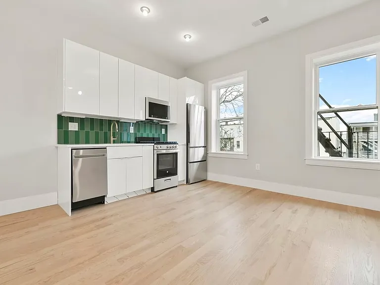 127 Saratoga St #2 — Photo 3