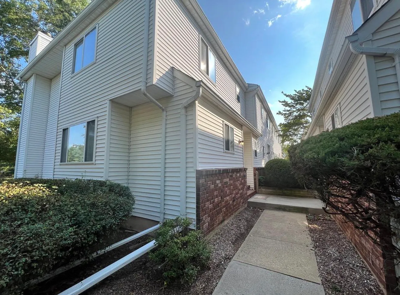 2 bed, 1340 sqft, $2,300 — Photo 4