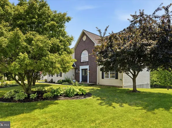 604 Farmingdale Dr, Douglassville, PA 19518