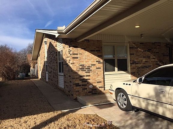 Brick/vinyl exterior