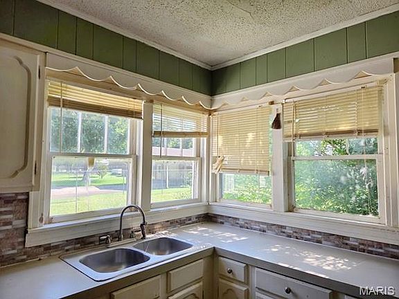 4th image of 1907 E Parkview Dr