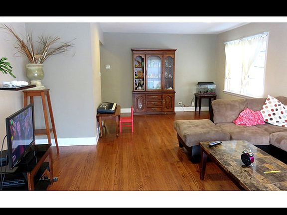 3rd image of 4949 Elm St