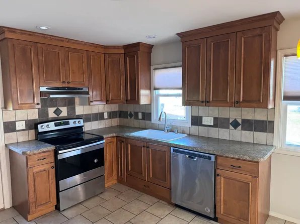 1604 Blackhawk Trl, Waukesha, WI 53186