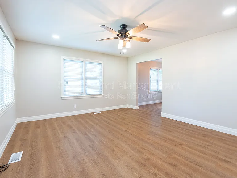 547 N Custer St — Photo 8