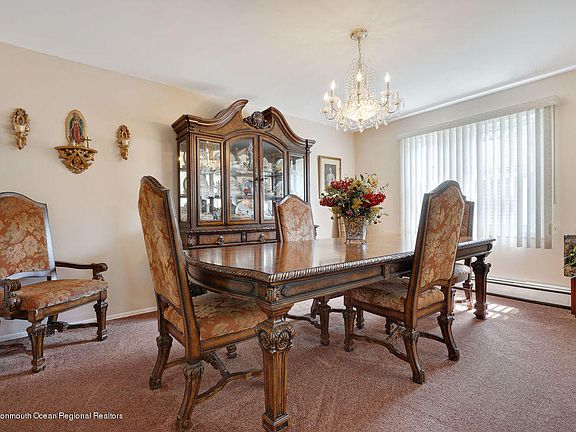 5th image of 14 Chateux Ln