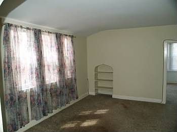 3rd image of 2575 W Argyle St