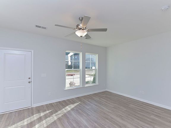 5th image of 185 Northwood St