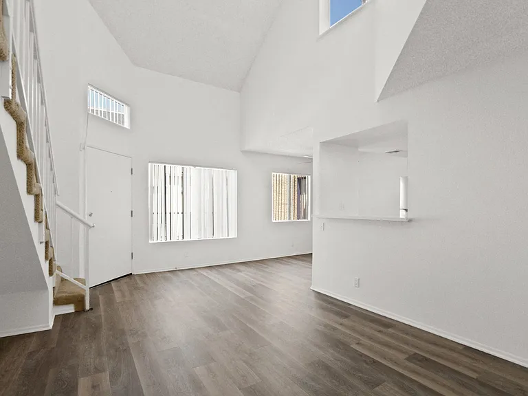 11325 Morrison St — Photo 46