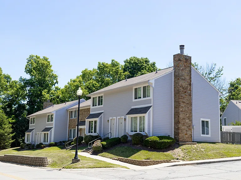 Exterior Townhome Building at Woodbridge Bloomington