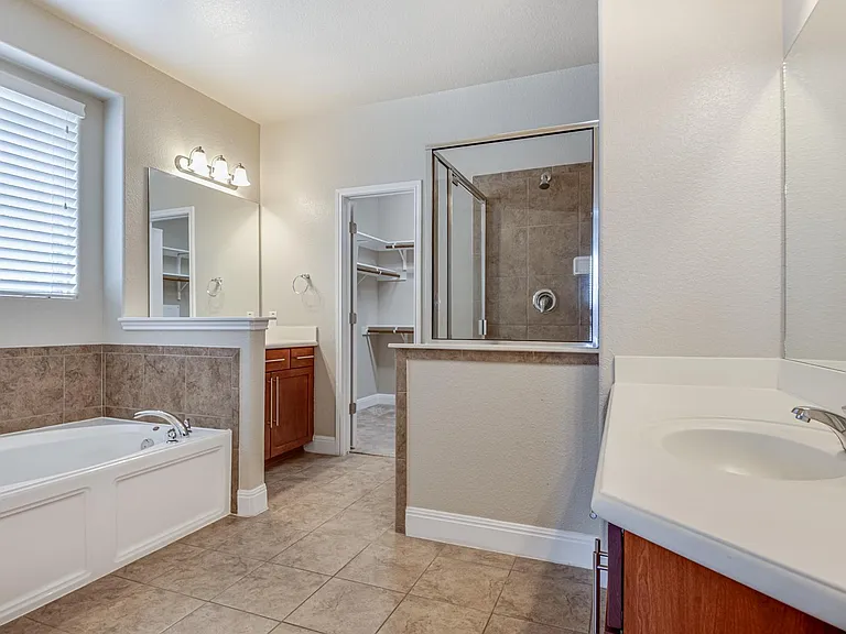 562 White Cyn — Photo 28