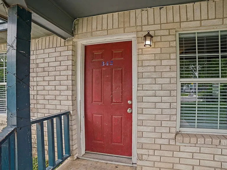 342 Consuelo — Photo 4