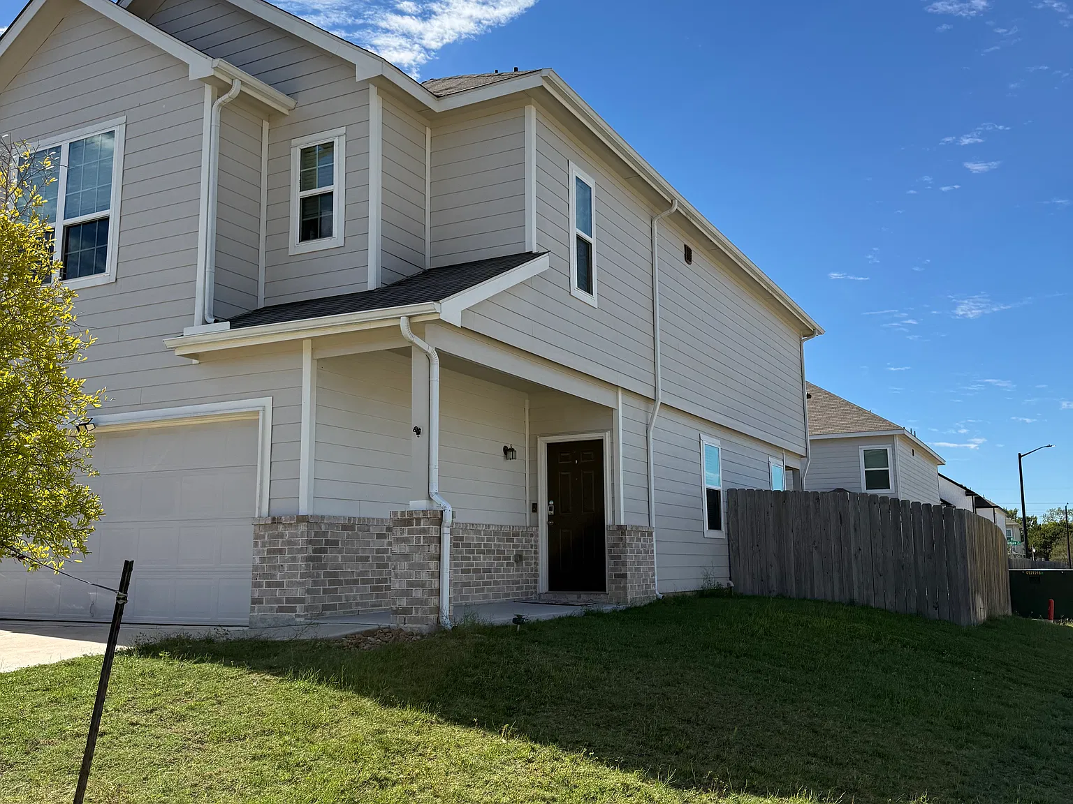 3 bed, 2.5 bath, 1849 sqft, $1,850 — Photo 2