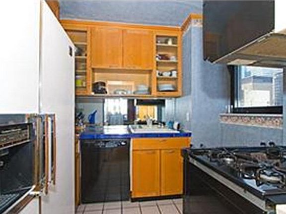 5th image of 255 E 49th St APT 25B