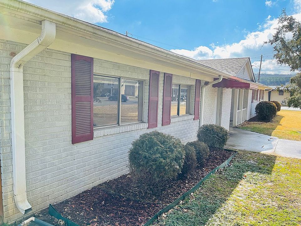 2nd image of 300 Harolds Dr NW