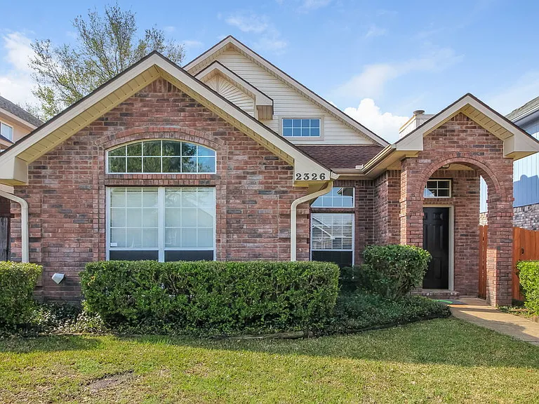 2326 Weatherby Dr — Photo 1