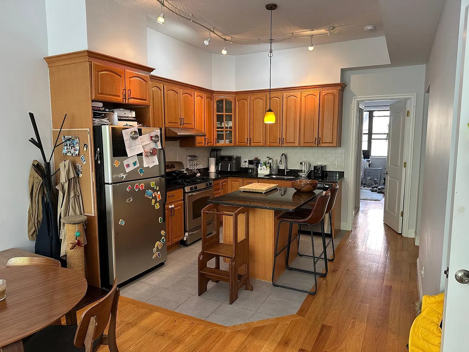 2 bed, 2.0 bath, 976 sqft, $4,250 — Photo 4
