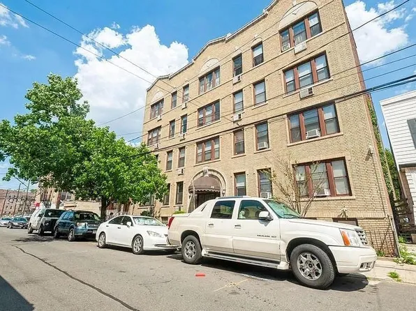 42 Van Wagenen Avenue image 1 of 28