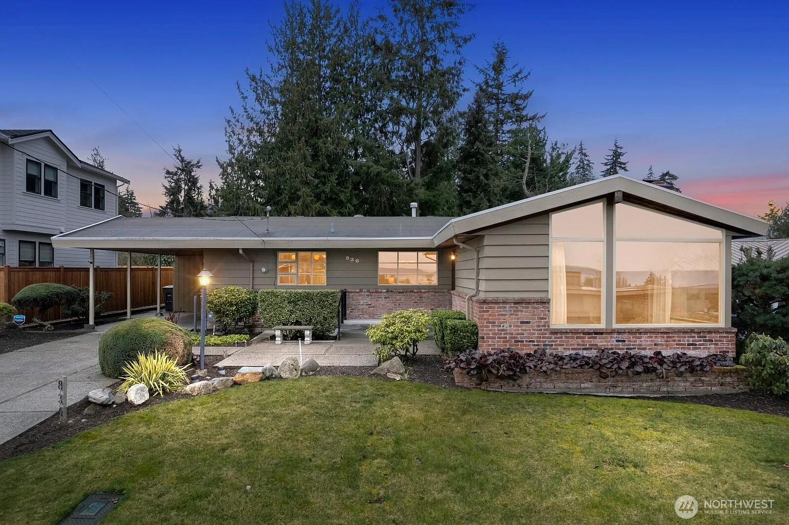 836 Daley Street photo 1