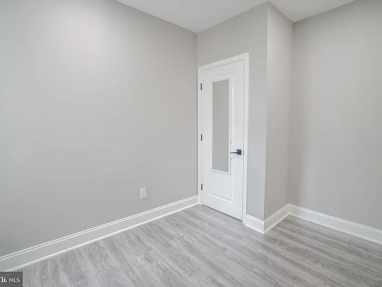 1535 W Seltzer St — Photo 28