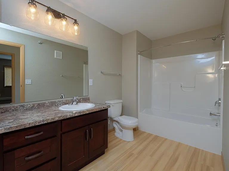 Fargo, ND Urban Plains Apartments | Bathroom