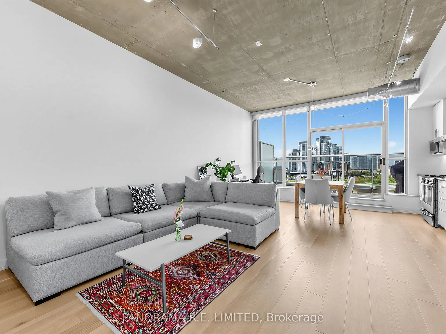 60 Bathurst St — Photo 2