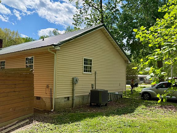 5th image of 235 Cardinal Ln