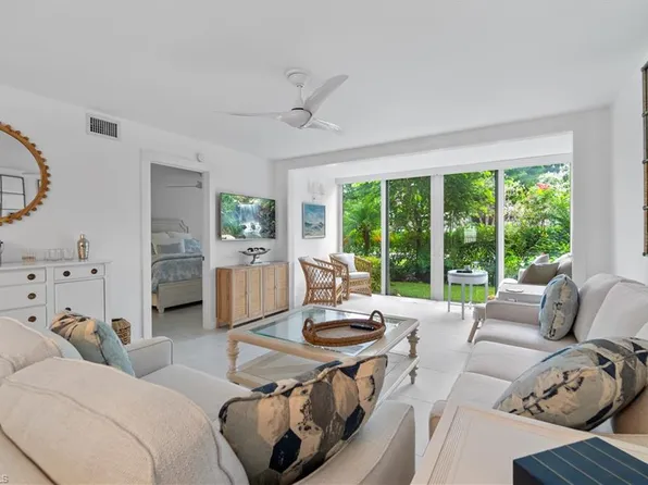 900 8th Ave S APT 105, Naples, FL 34102