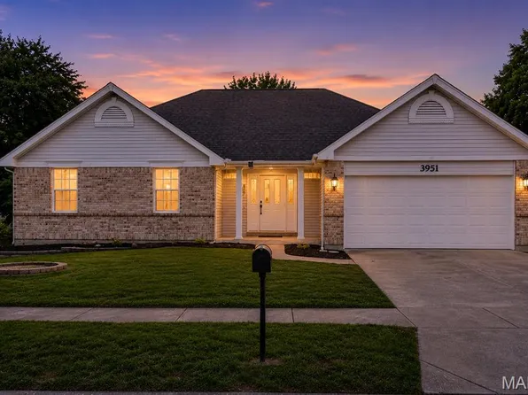 3951 Triple Crown Dr, Florissant, MO 63034