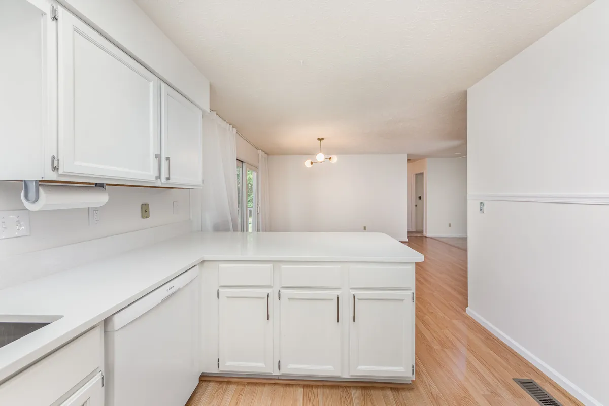 Kitchen - 112 Queenwood Ct