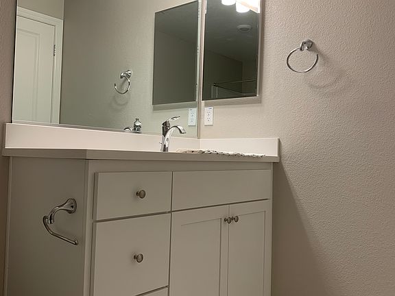 5th image of 617 Blackbury Ln