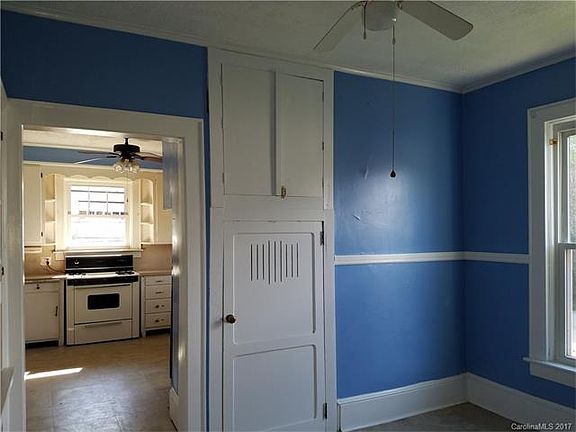 4th image of 310-312 N Aspen St