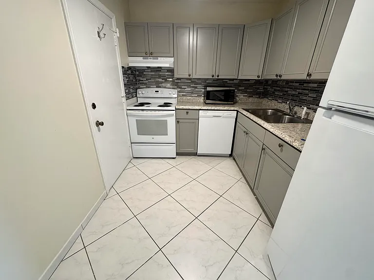 2180 NE 67th St #730 — Photo 3