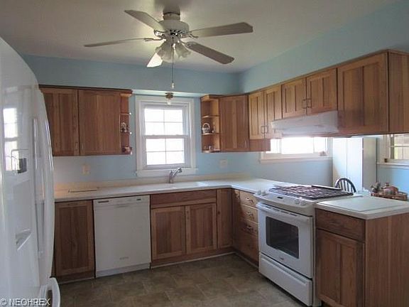3rd image of 7018 Manor Dr