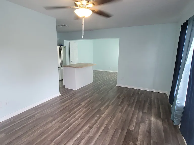 513 Hollyhock Ln — Photo 4