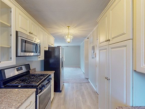 2nd image of 137 Lake Shore Rd APT 4