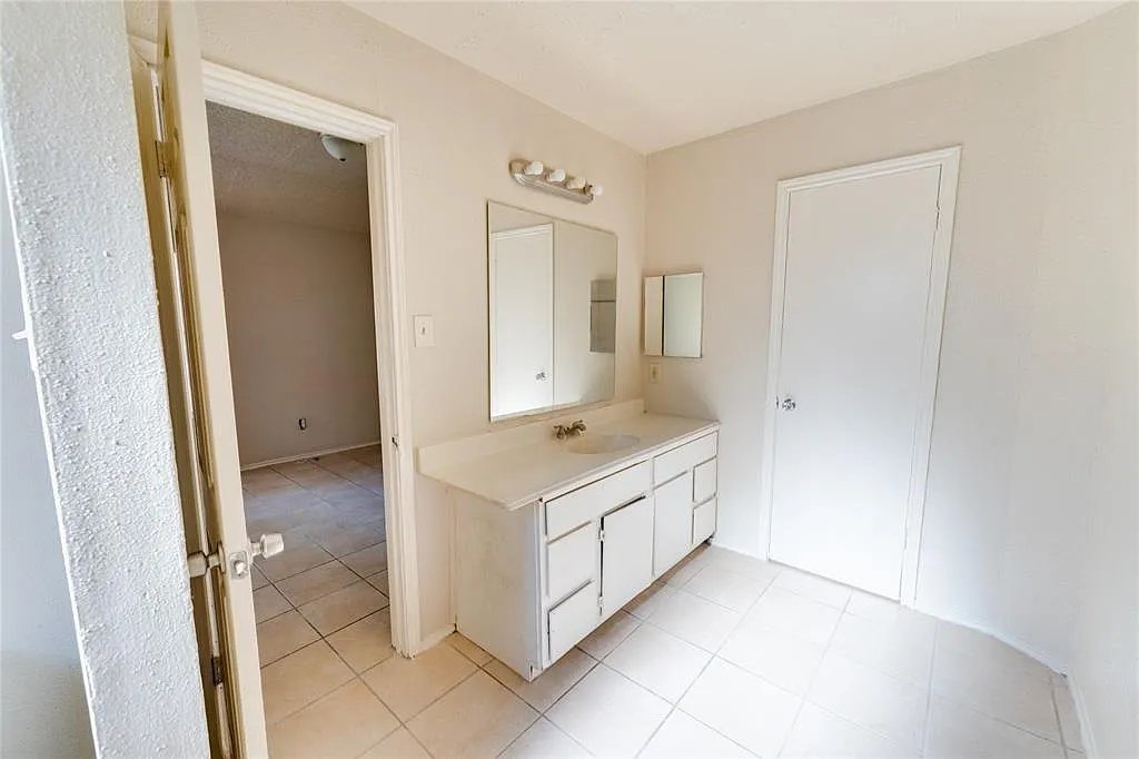 4 bed, 2.0 bath, 1439 sqft, $1,800 — Photo 2
