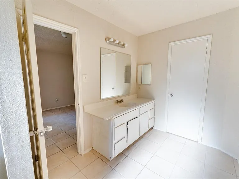 1539 Stevenage Ln — Photo 2