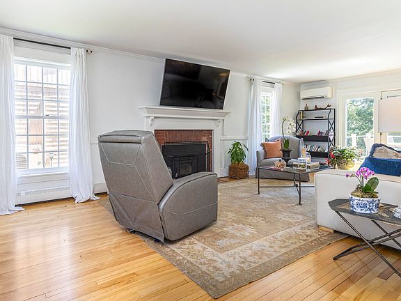 4th image of 832 Sawyer Street
