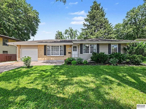 9428 Meadow Dr, Omaha, NE 68114