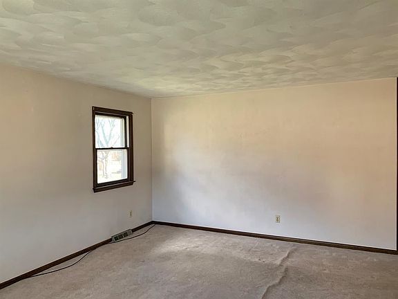 5th image of 810 N Rogers Ave