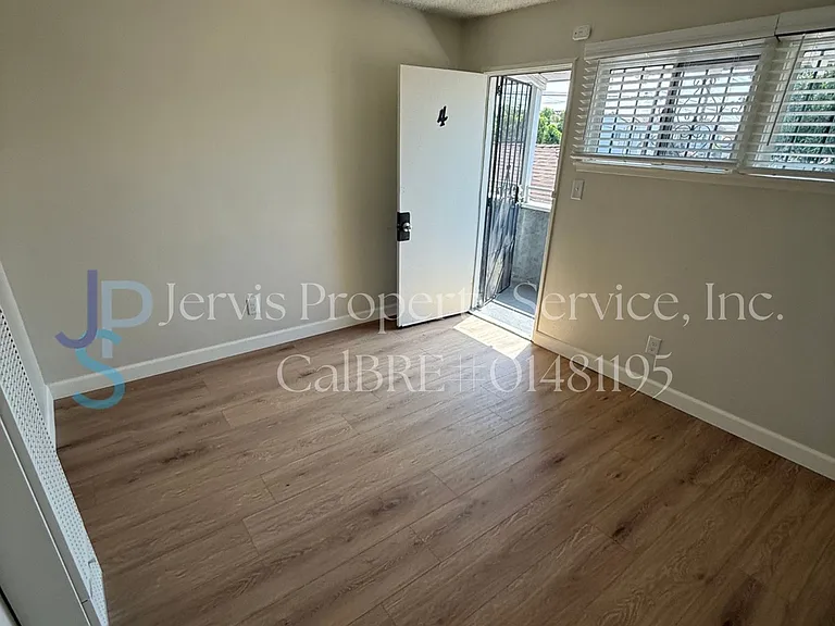 4610 E 52nd Dr #4 — Photo 2