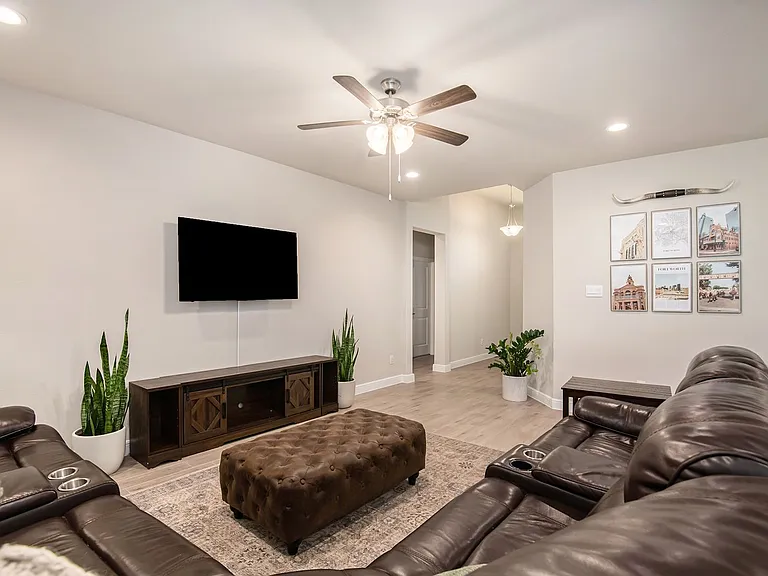 229 Dunmore Dr — Photo 4