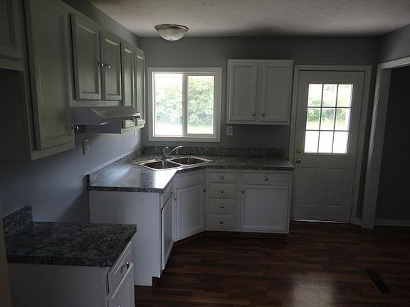4th image of 609 E Linda Layne