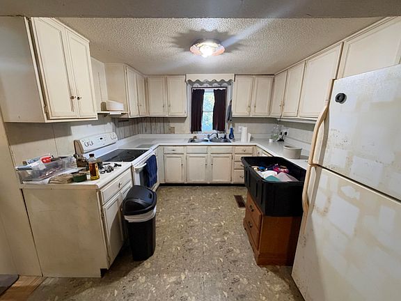 5th image of 2411 N Earthland Rd