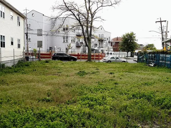 2920 Brookhaven Ave, Far Rockaway, NY 11691