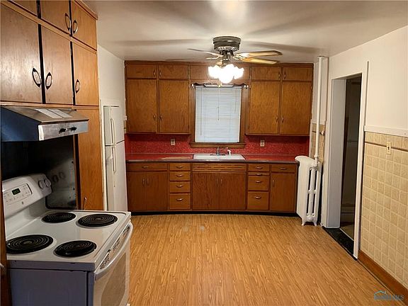 5th image of 221 E Bryan St