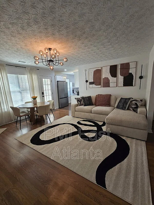 2 bed, 1.0 bath, 900 sqft, $1,995 — Photo 2