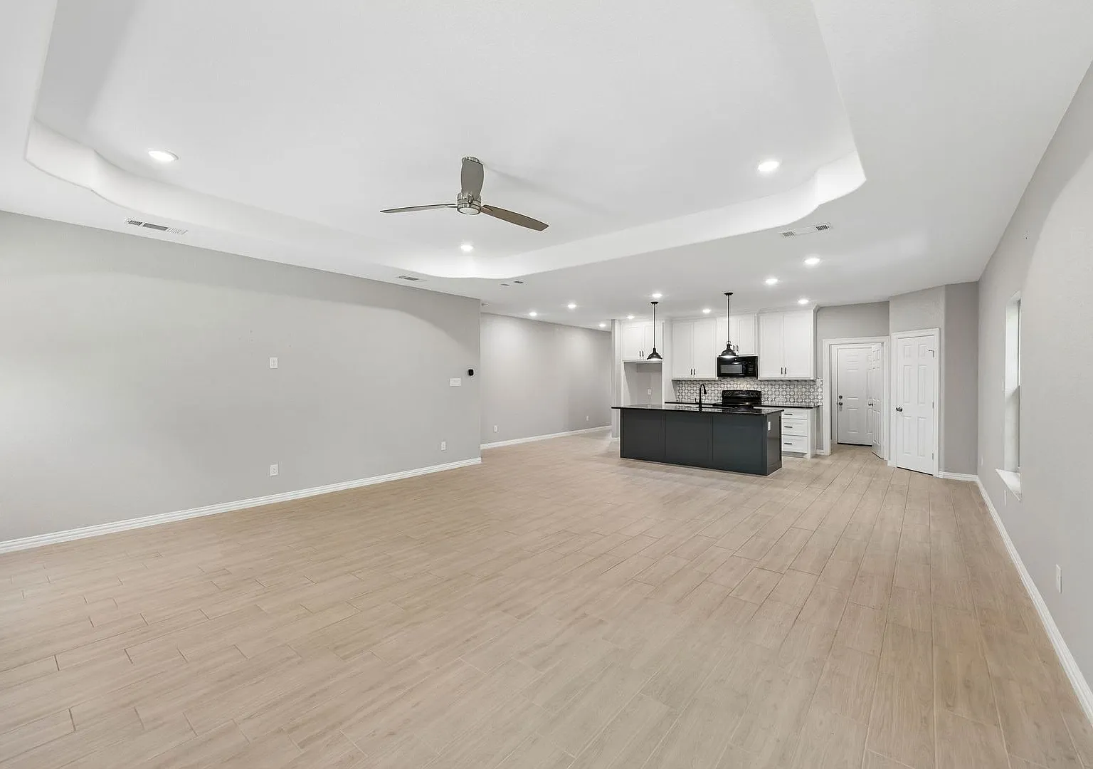 Contemporary Luxury & Thoughtful Craftsmanship on Binyon Avenue — Photo 4