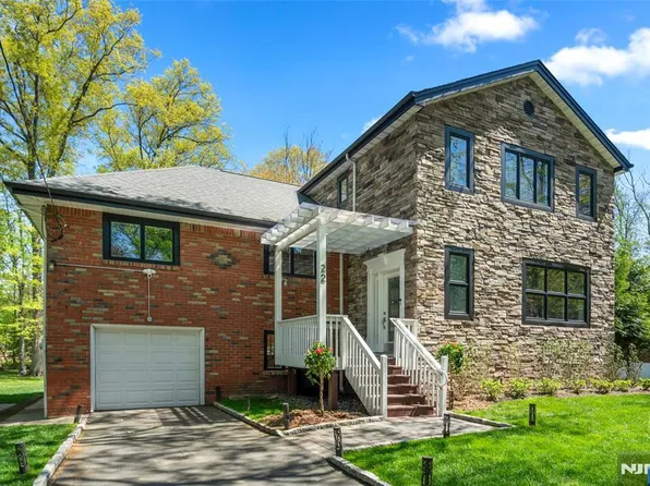 22 Meadow St, Demarest, NJ 07627