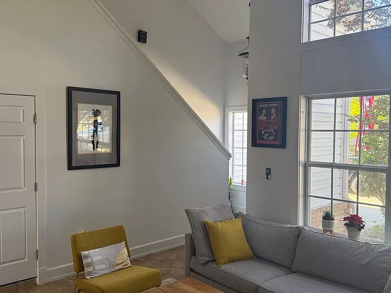 422 Canterbury Ct NW — Photo 8